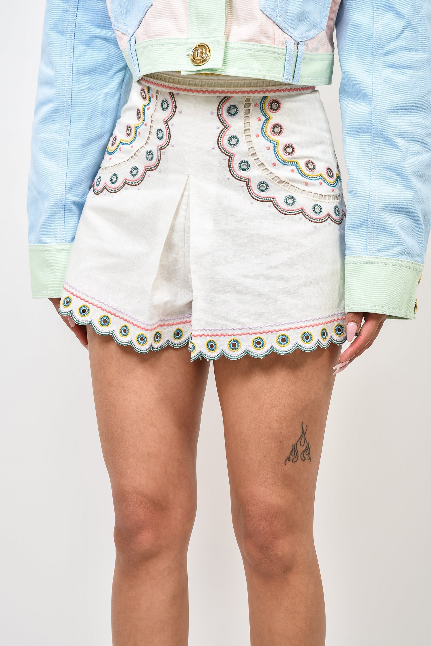 Zimmermann White/Multicolour Linen/Cotton Embroidered Scalloped Edge Shorts  sz