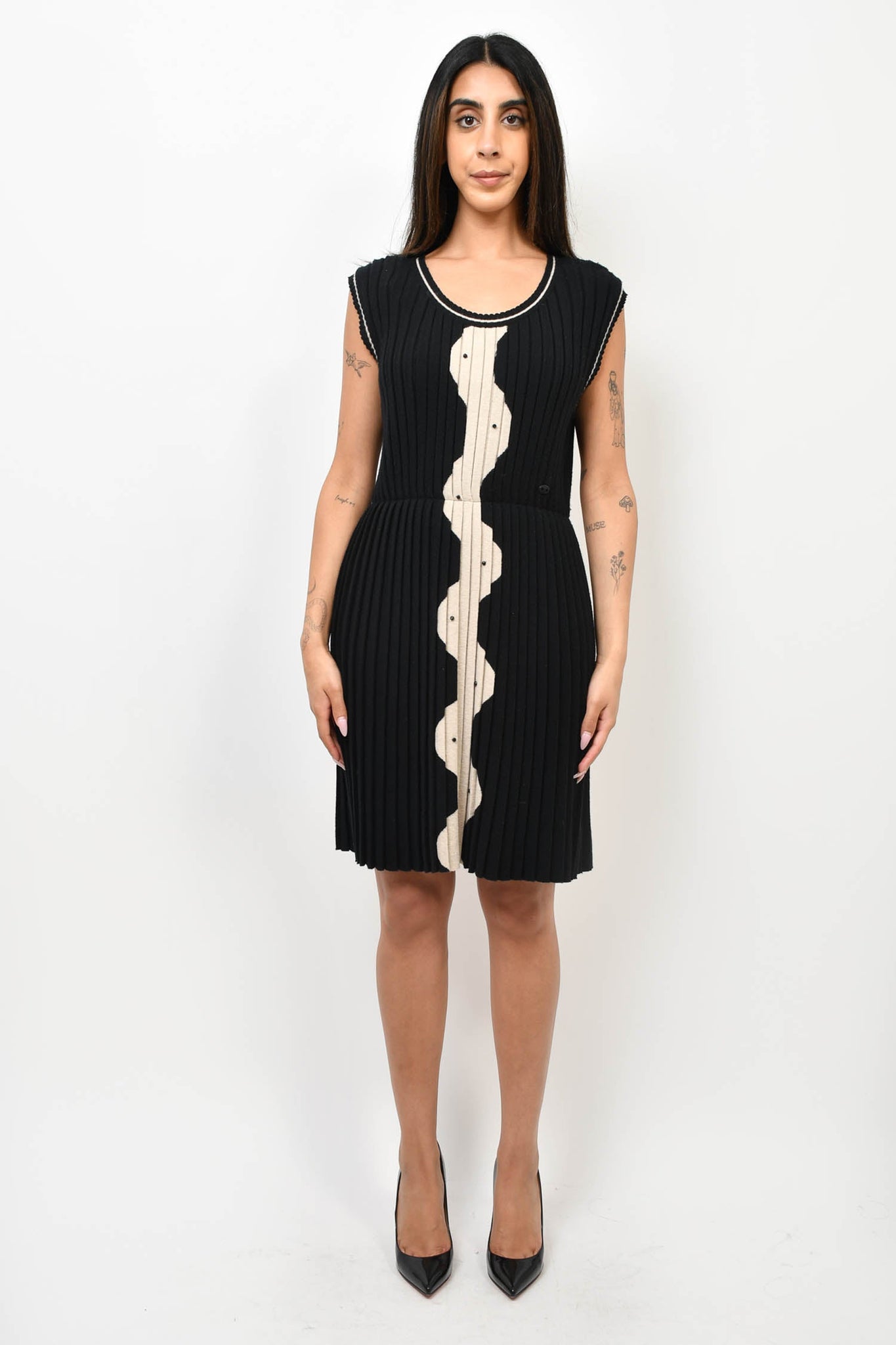 Pre-loved Chanel™ Fall 2007 Black/Beige Wool Knit Sleeveless Dress Size 40