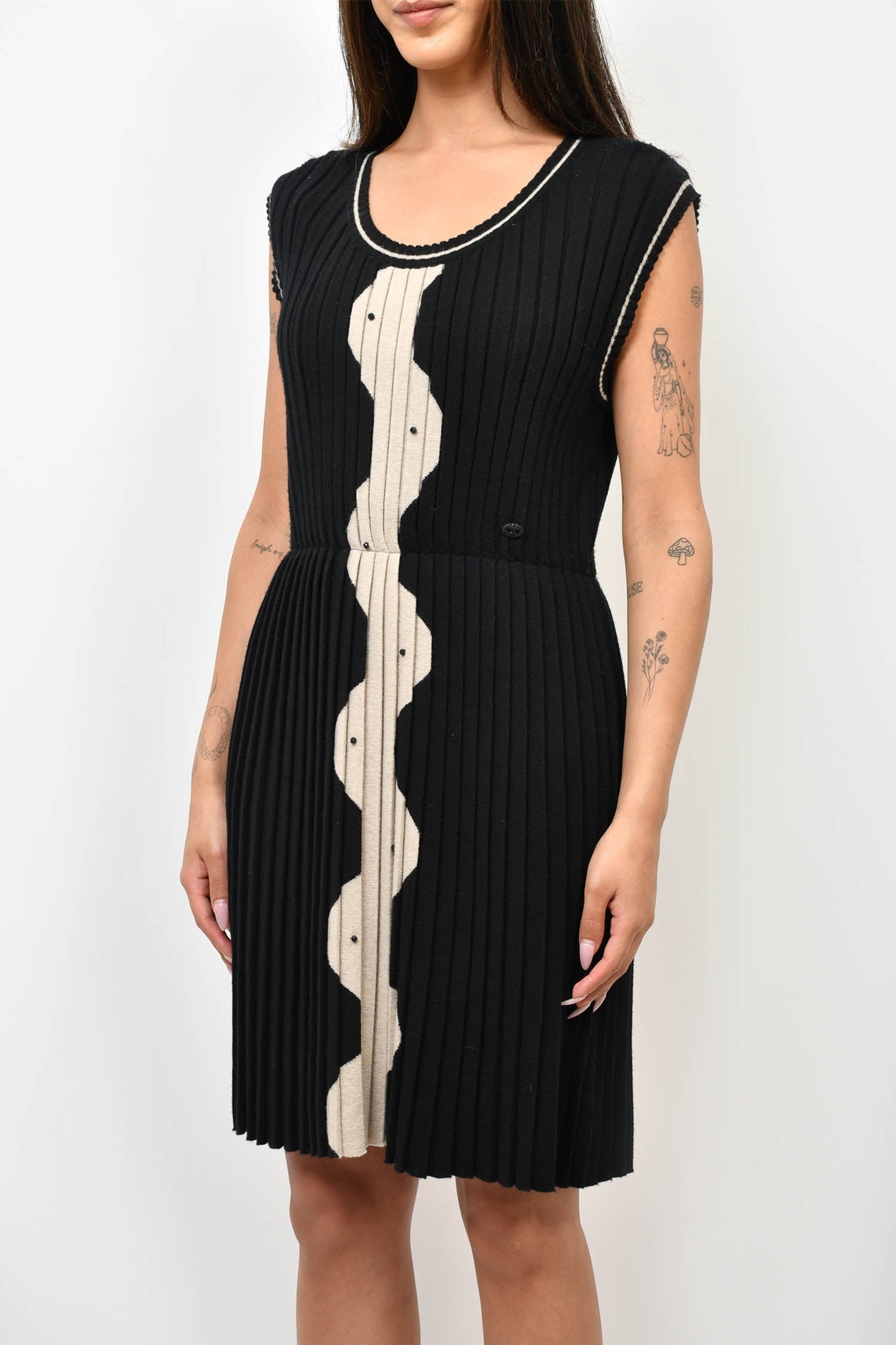Pre-loved Chanel™ Fall 2007 Black/Beige Wool Knit Sleeveless Dress Size 40