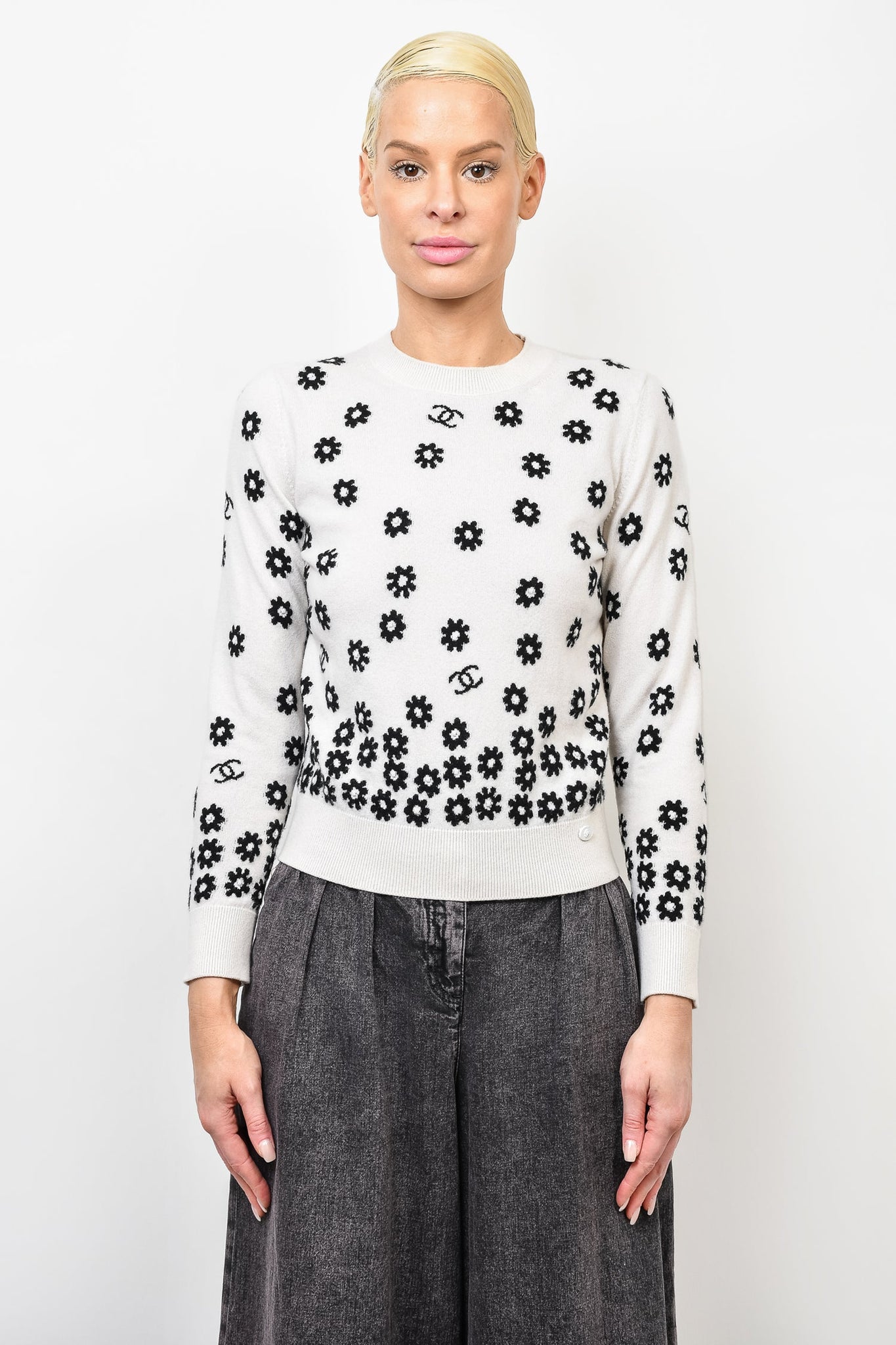 Chanel Spring 2022 White/Black Floral Printed Cashmere Sweater Size 34 –  Mine u0026 Yours