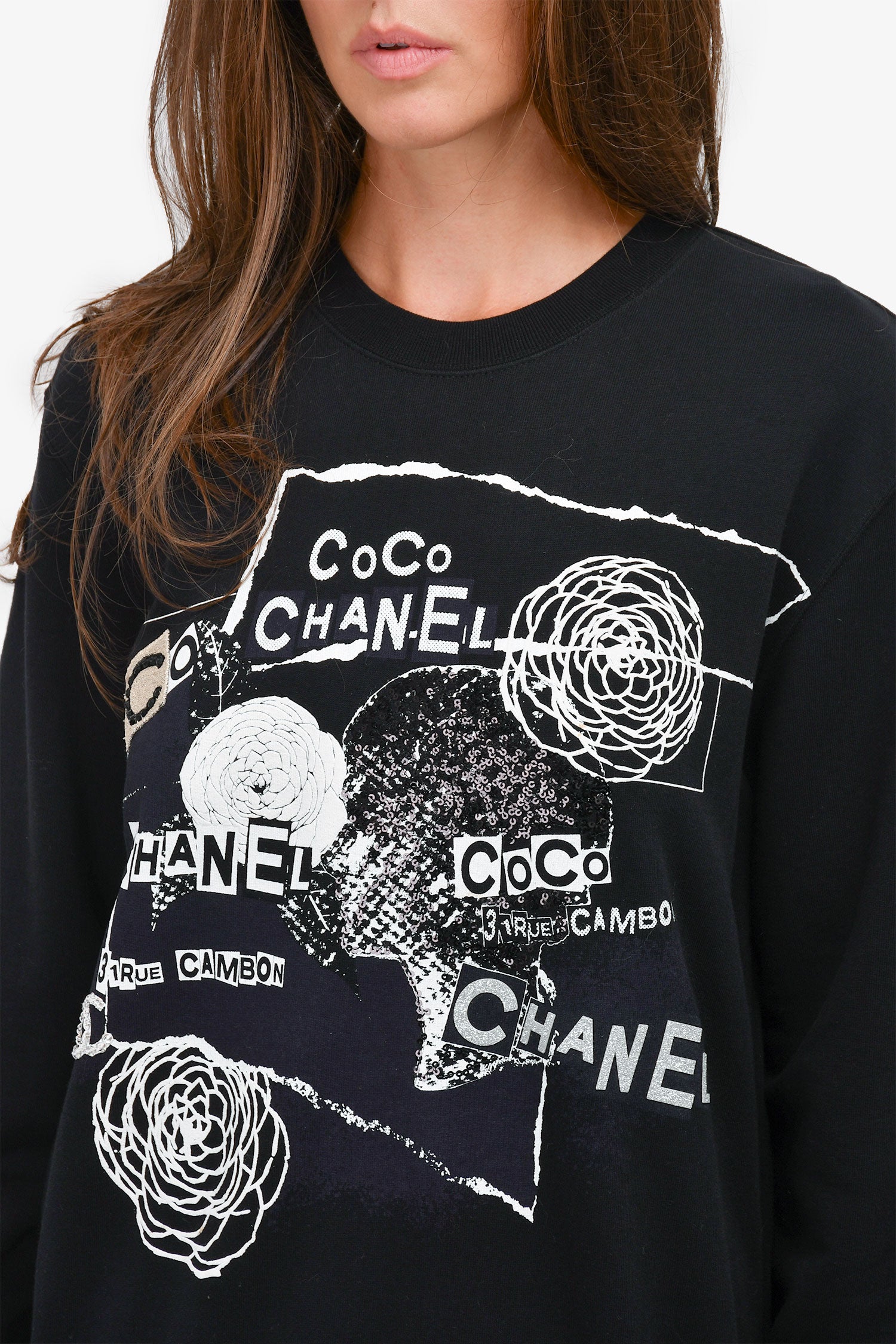 CHANEL ブラック スウェットシャツ グラフィックプリント Pre-Loved Chanel™ 2020 Black Cotton Embellished Logo Graphic