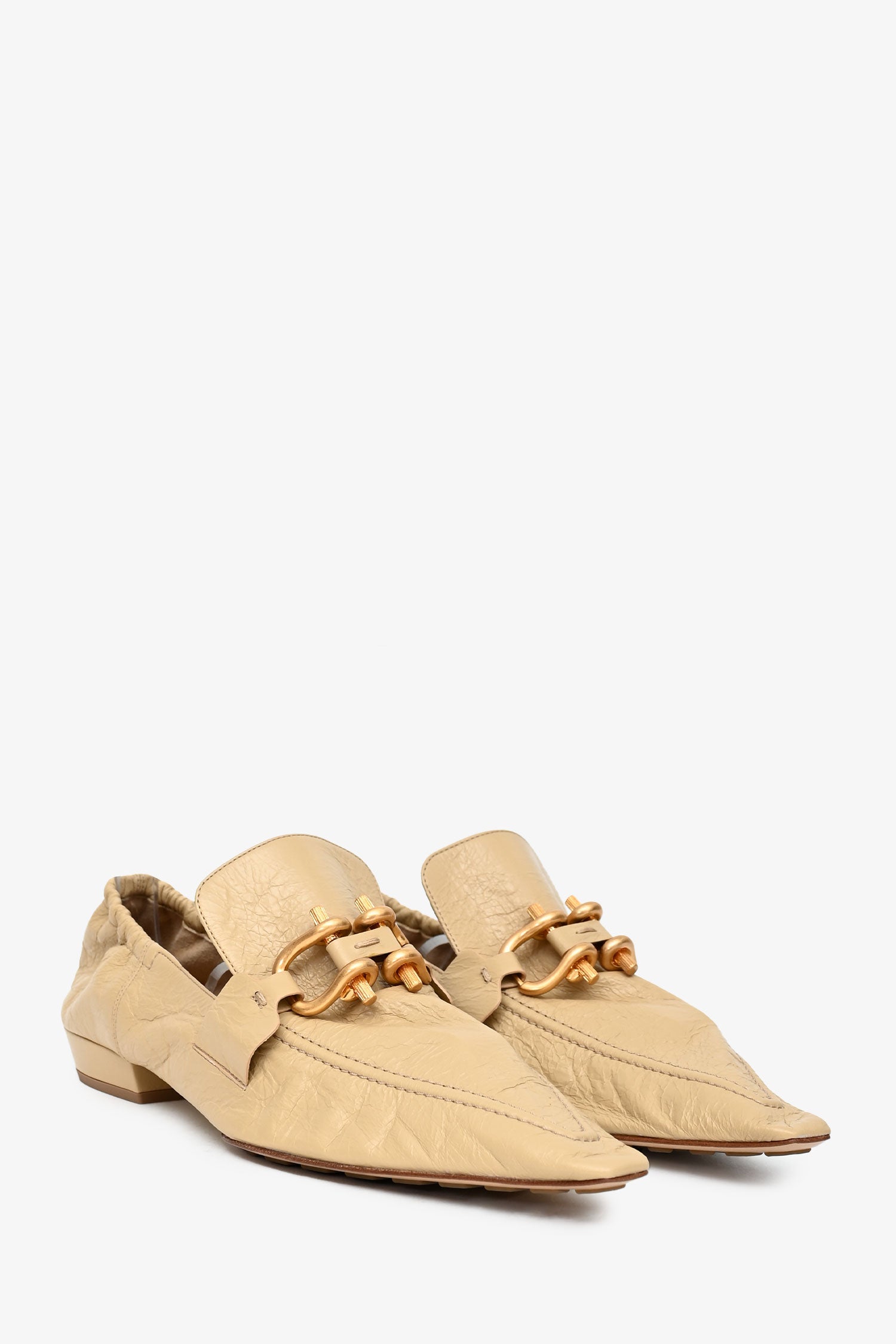 BOTTEGA VENETA フラットシューズ ゴールド Bottega Veneta Beige Crinkled Leather Pointed Toe Gold Buckle