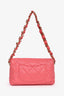 Sac à rabat Chanel 2021 en cuir d’agneau rose avec bandeau logo