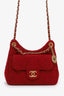 Sac hobo mini porté épaule en laine rouge Chanel™ d’occasion, collection 2022 et après