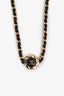 Ras de cou Chanel™ 22A en cuir noir et métal doré, avec chaîne, camélia et logo CC d’occasion