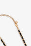 Ras de cou Chanel™ 22A en cuir noir et métal doré, avec chaîne, camélia et logo CC d’occasion