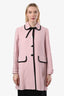 Manteau midi Prada 2019 en laine rose à col à nœud et boutons, taille 42