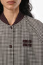 Blouson bomber Miu Miu 2024 à carreaux en laine marron et blanc avec logo, taille 36