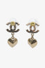 Boucles d’oreilles pendantes Chanel™ 22B d’occasion, ton doré, perles en faux matériau, CC et cœur en cristal rose