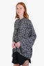 Blouse Balenciaga en soie noire et blanche avec logo sur l'ensemble, taille 40