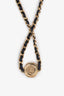 Ras de cou Chanel™ 22A en cuir noir et métal doré, avec chaîne, camélia et logo CC d’occasion