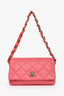 Sac à rabat Chanel 2021 en cuir d’agneau rose avec bandeau logo