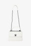 Petit sac à main tendance Chanel™ d’occasion 2022+ en cuir d’agneau blanc/noir