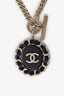 Collier chaîne Chanel 16B en métal doré avec cuir noir entrelacé, médaillon CC et fermoir à bascule