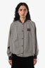 Blouson bomber Miu Miu 2024 à carreaux en laine marron et blanc avec logo, taille 36